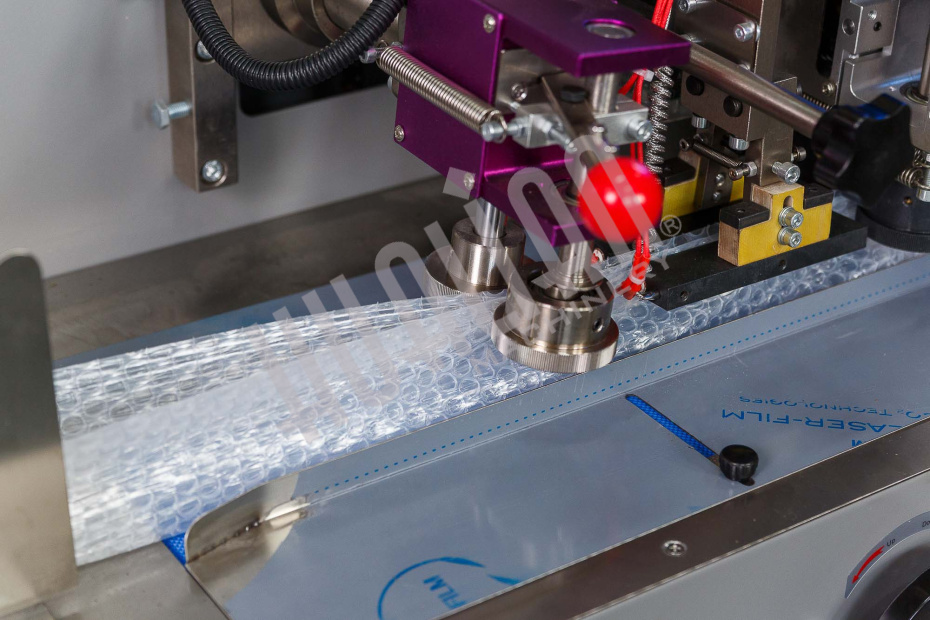 Автоматическая горизонтальная упаковочная машина DXDZ-350XD под ВПП (3 servo, лент.150 мм, рег.форм., min bag L 120, H 50, трансп.попереч.запайки) Hualian - Купить с доставкой по всей России - 4