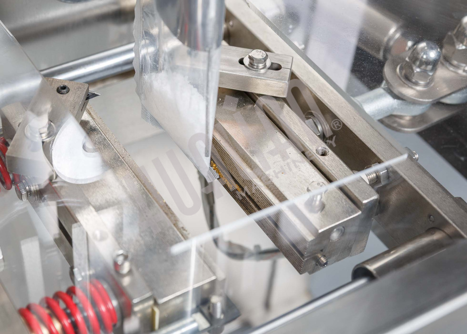 Автоматическая фасовочно-упаковочная машина DXDK-320RH-E (нерж., стик 17*110 мм, 4.6-8 мл, W пленки 42 мм, зубч. нож.) Hualian - Купить с доставкой по всей России - 16