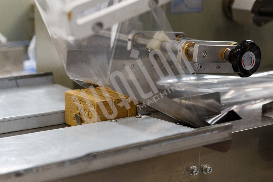 Горизонтальная упаковочная машина DXDZ-450B NEW (H-70 mm, bag L 130-450mm, S 400mm, рег. формир-ль 180 мм, транспортер попер. запайки) Hualian - Купить с доставкой по всей России - 3