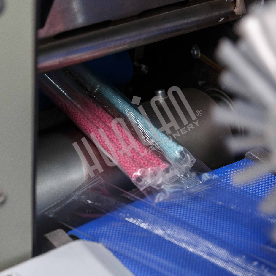 Автоматическая горизонтальная упаковочная машина DXDZ-250D (3 servo, рег. форм., min bag L 150, S 250, H 60, 1 позиц. нож) Hualian - Купить с доставкой по всей России - 8