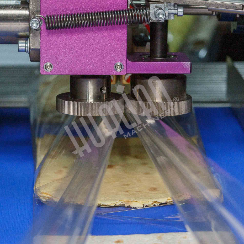 Горизонтальная упаковочная машина DXDZ-600XD (3 servo, лент. 250 мм, рег. форм., min bag L 180, H 120, трансп.попереч.запайки) Hualian - Купить с доставкой по всей России - 11