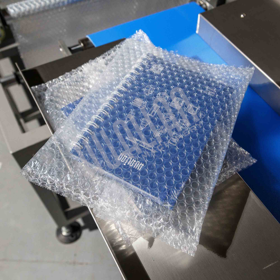 Автоматическая горизонтальная упаковочная машина DXDZ-600XD под ВПП (3 servo, лент. 250 мм, рег. форм., min bag L 130, H 120, трансп.попереч.запайки) Hualian - Купить с доставкой по всей России - 6