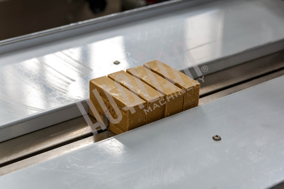 Горизонтальная упаковочная машина DXDZ-450B NEW (H-70 mm, bag L 130-450mm, S 400mm, рег. формир-ль 180 мм, транспортер попер. запайки) Hualian - Купить с доставкой по всей России - 2