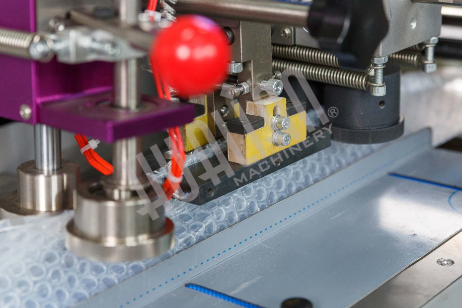 Автоматическая горизонтальная упаковочная машина DXDZ-350XD под ВПП (3 servo, лент.150 мм, рег.форм., min bag L 120, H 50, трансп.попереч.запайки) Hualian - Купить с доставкой по всей России - 16