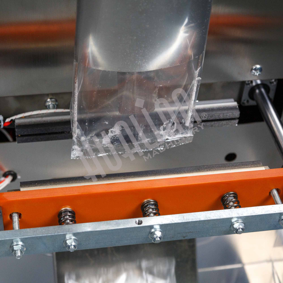 Автоматическая фасовочно-упаковочная машина DXDK-1000 NEW (пакет подушка, ширина пленки 300 мм, фотодатчик) Hualian - Купить с доставкой по всей России - 4