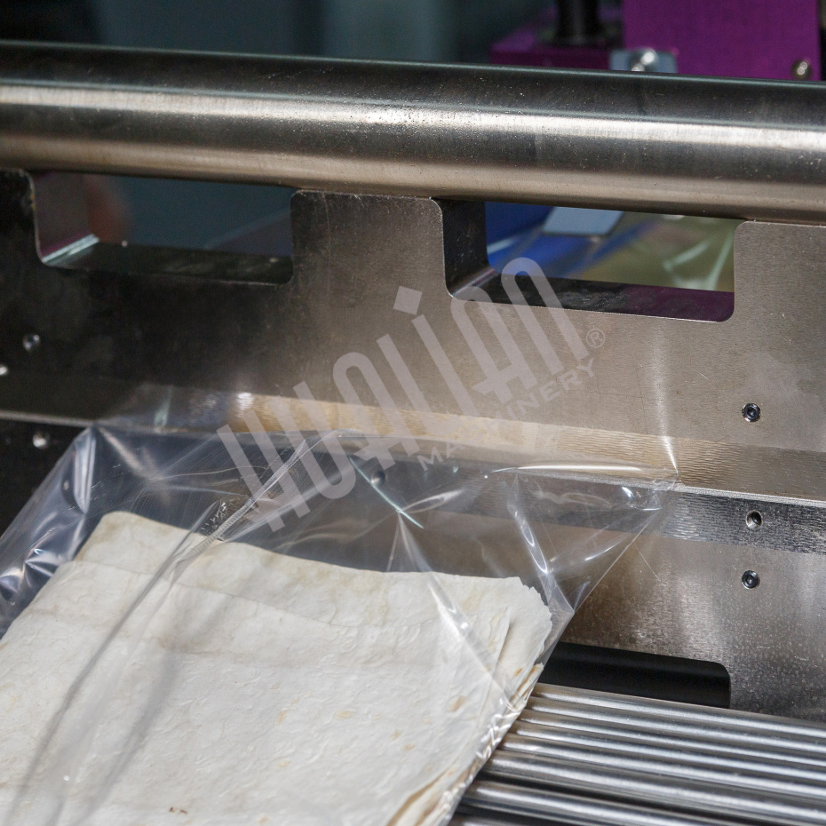 Горизонтальная упаковочная машина DXDZ-600XD (3 серв., H-110 мм, L не огр., W 145-285 мм, HL-1108, круг. отв., подбой, прок. пакета) Hualian - Купить с доставкой по всей России - 24