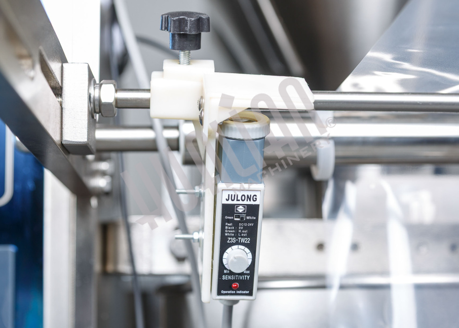 Автоматическая фасовочно-упаковочная машина DXDK-320RH-E (нерж., стик 17*110 мм, 4.6-8 мл, W пленки 42 мм, зубч. нож.) Hualian - Купить с доставкой по всей России - 21