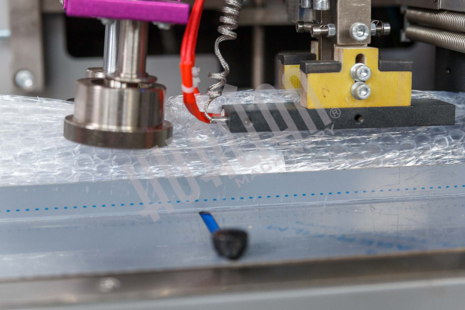 Автоматическая горизонтальная упаковочная машина DXDZ-350XD под ВПП (3 servo, лент.150 мм, рег.форм., min bag L 120, H 50, трансп.попереч.запайки) Hualian - Купить с доставкой по всей России - 18