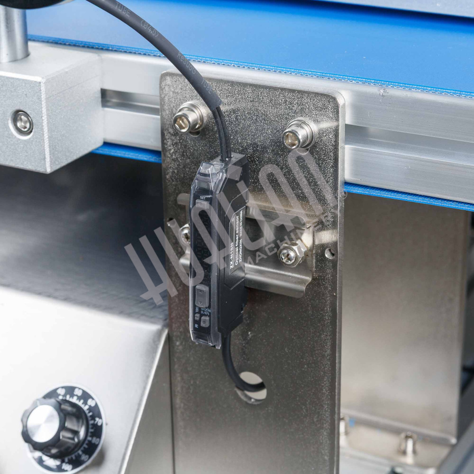 Автоматический этикетировщик для круглой тары с датером HLKP-35D Hualian - Купить с доставкой по всей России - 18