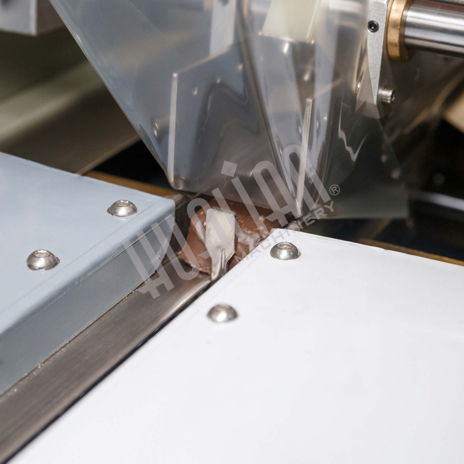 Автоматическая горизонтальная упаковочная машина DXDZ-250B (3 servo, рег. форм., min bag L 65, S 200, H 40, 2-х позиц. нож) Hualian - Купить с доставкой по всей России - 10