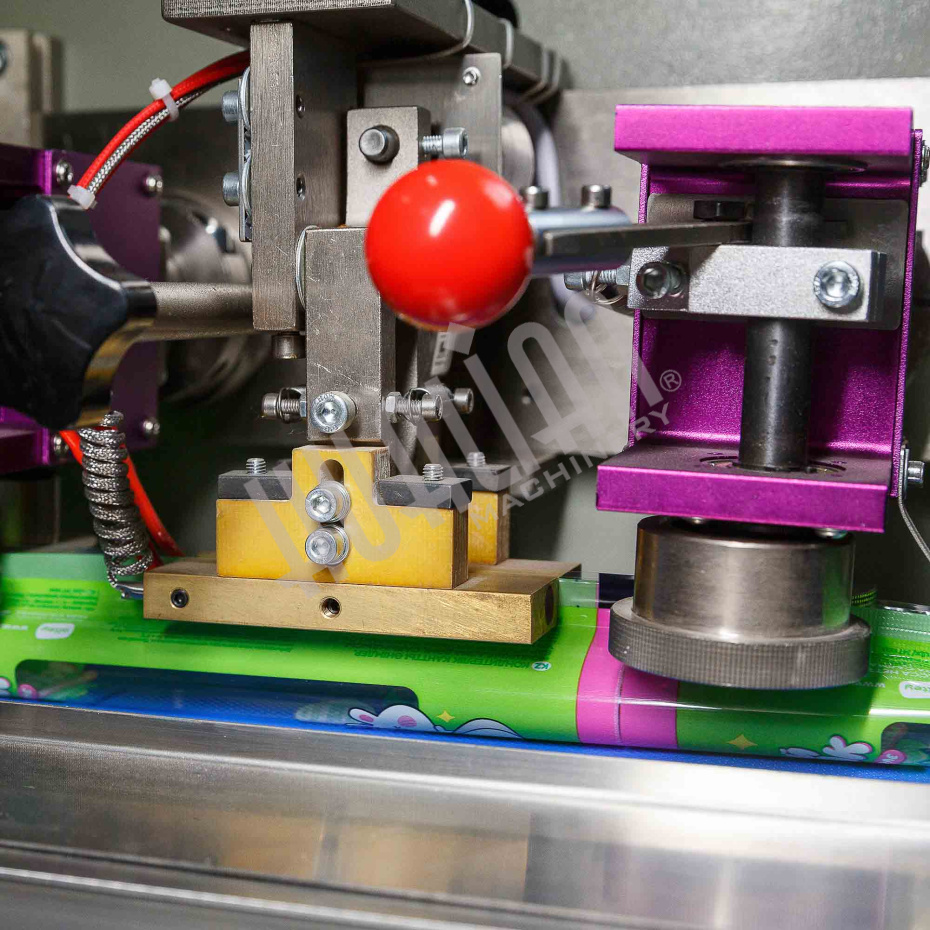 Автоматическая горизонтальная упаковочная машина DXDZ-250D (3 servo, рег. форм., min bag L 150, S 250, H 60, 1 позиц. нож) Hualian - Купить с доставкой по всей России - 4