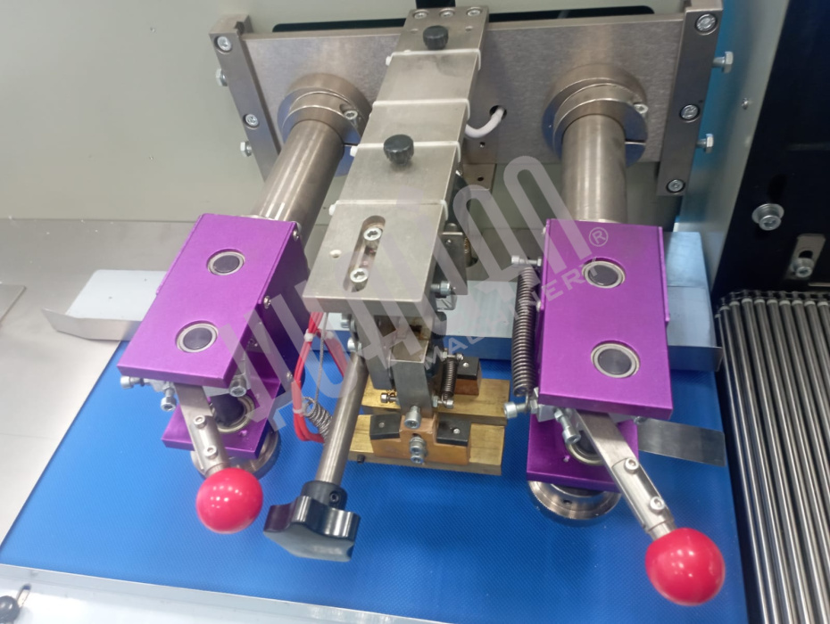 Горизонтальная упаковочная машина DXDZ-450XD NEW (лент. 200, рег. форм., S 400mm, L 130-450, H 80) (Выставочный образец) Hualian - Купить с доставкой по всей России - 2