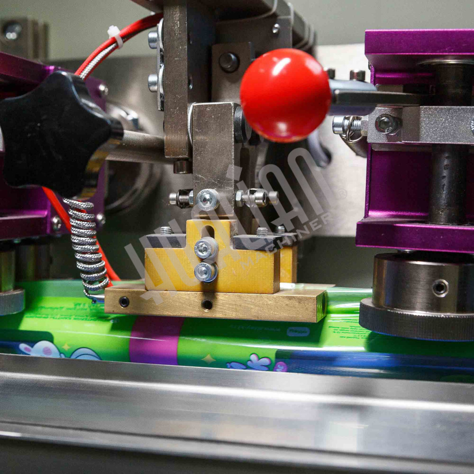 Автоматическая горизонтальная упаковочная машина DXDZ-250D (3 servo, рег. форм., min bag L 150, S 250, H 60, 1 позиц. нож) Hualian - Купить с доставкой по всей России - 3