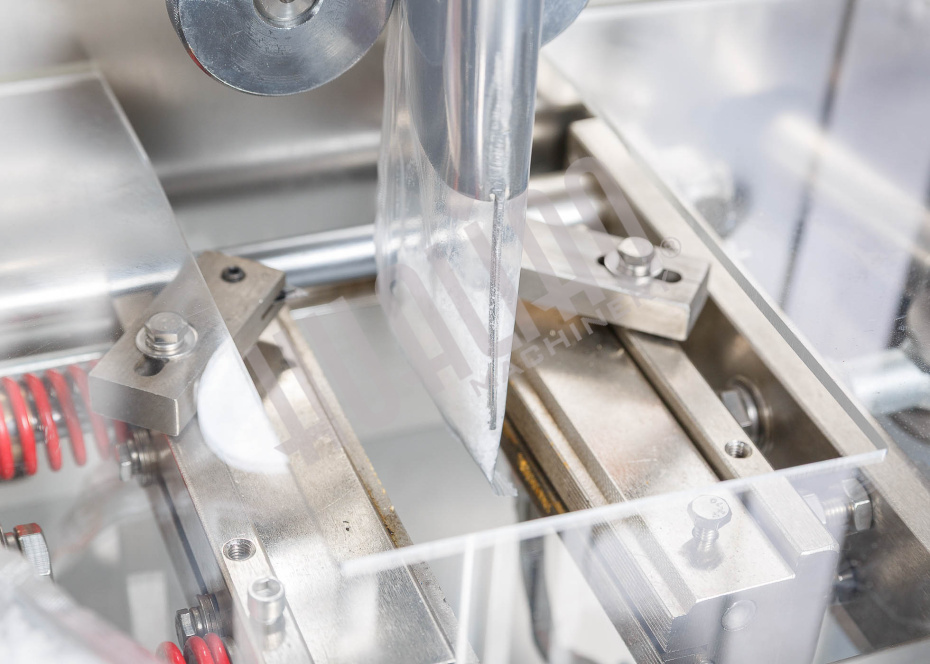 Автоматическая фасовочно-упаковочная машина DXDK-320RH-E (нерж., стик 17*110 мм, 4.6-8 мл, W пленки 42 мм, зубч. нож.) Hualian - Купить с доставкой по всей России - 18