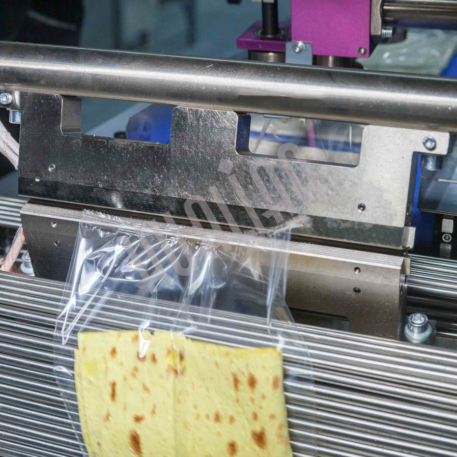 Горизонтальная упаковочная машина DXDZ-600XD (3 servo, лент. 280 мм, рег. форм., min bag L 130, H max. 65, трансп.попереч.запайки) Hualian - Купить с доставкой по всей России - 4