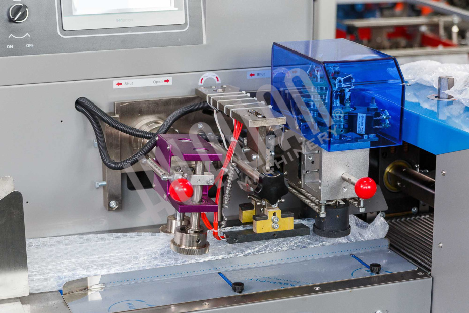 Автоматическая горизонтальная упаковочная машина DXDZ-350XD под ВПП (3 servo, лент.150 мм, рег.форм., min bag L 120, H 50, трансп.попереч.запайки) Hualian - Купить с доставкой по всей России - 2