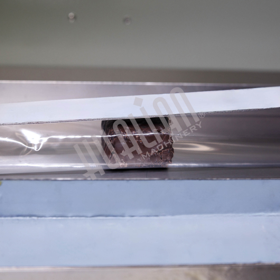 Автоматическая горизонтальная упаковочная машина DXDZ-250B (3 servo, рег. форм., min bag L 65, S 200, H 40, 2-х позиц. нож) Hualian - Купить с доставкой по всей России - 11