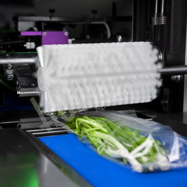 Горизонтальная упаковочная машина DXDZ-450XD NEW (H-70mm, bag L 130-450mm, S 400mm, рег.форм, транспортёр на выходе, вставки в трансп) Hualian - Купить с доставкой по всей России - 2