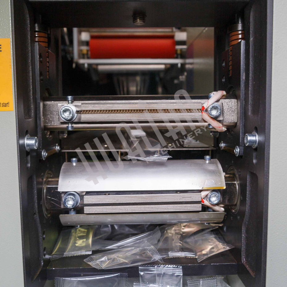 Автоматическая горизонтальная упаковочная машина DXDZ-250B (3 servo, рег. форм., min bag L 65, S 200, H 40, 2-х позиц. нож) Hualian - Купить с доставкой по всей России - 7