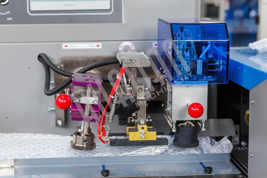 Автоматическая горизонтальная упаковочная машина DXDZ-350XD под ВПП (3 servo, лент.150 мм, рег.форм., min bag L 120, H 50, трансп.попереч.запайки) Hualian - Купить с доставкой по всей России - 3