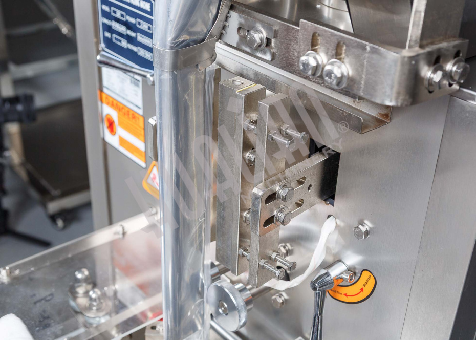 Автоматическая фасовочно-упаковочная машина DXDK-320RH-E (нерж., стик 17*110 мм, 4.6-8 мл, W пленки 42 мм, зубч. нож.) Hualian - Купить с доставкой по всей России - 11