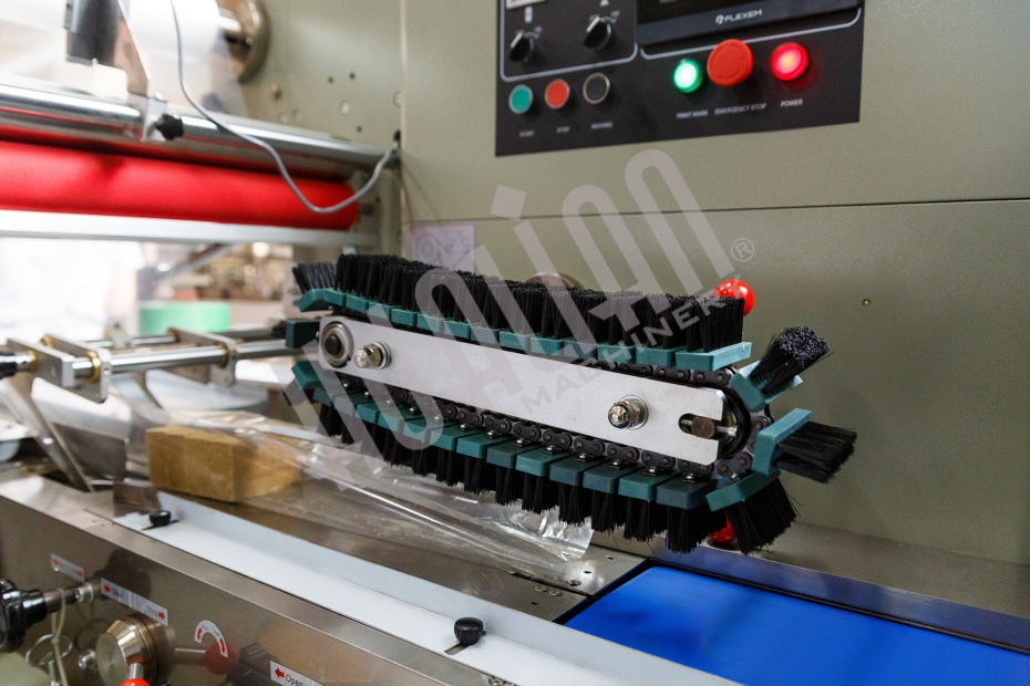 Горизонтальная упаковочная машина DXDZ-450B (3 servo, рег. форм., min bag L 180, S 450, H 100, трансп.попереч.запайки) Hualian - Купить с доставкой по всей России - 4