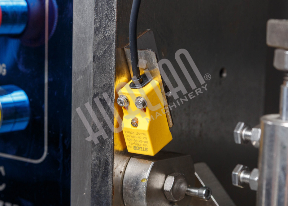 Автоматическая фасовочно-упаковочная машина DXDK-320RH-E (нерж., стик 17*110 мм, 4.6-8 мл, W пленки 42 мм, зубч. нож.) Hualian - Купить с доставкой по всей России - 22