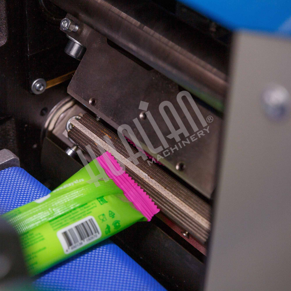 Автоматическая горизонтальная упаковочная машина DXDZ-250D (3 servo, рег. форм., min bag L 150, S 250, H 60, 1 позиц. нож) Hualian - Купить с доставкой по всей России - 31