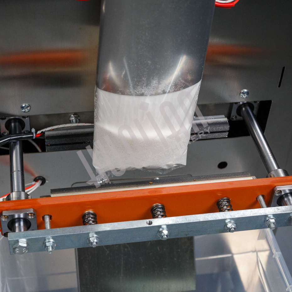 Автоматическая фасовочно-упаковочная машина DXDK-1000 NEW (пакет подушка, ширина пленки 300 мм, фотодатчик) Hualian - Купить с доставкой по всей России - 8