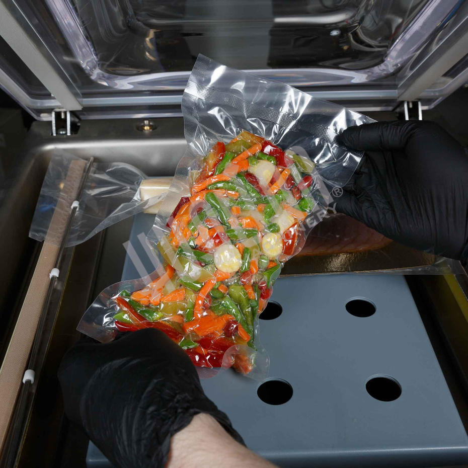 Бір жігіт осындай екі керемет балапандарды қатты ұрып жатыр